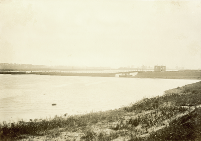 220735 Gezicht op de Lek met de schipbrug te Vreeswijk uit het oosten. N.B. De gemeenten Jutphaas en Vreeswijk zijn per ...